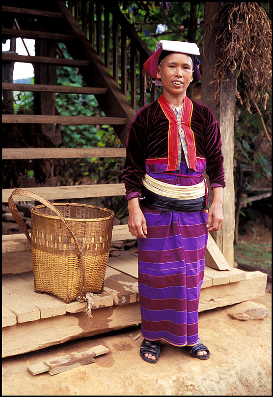 femme palaung sortant de sa maison